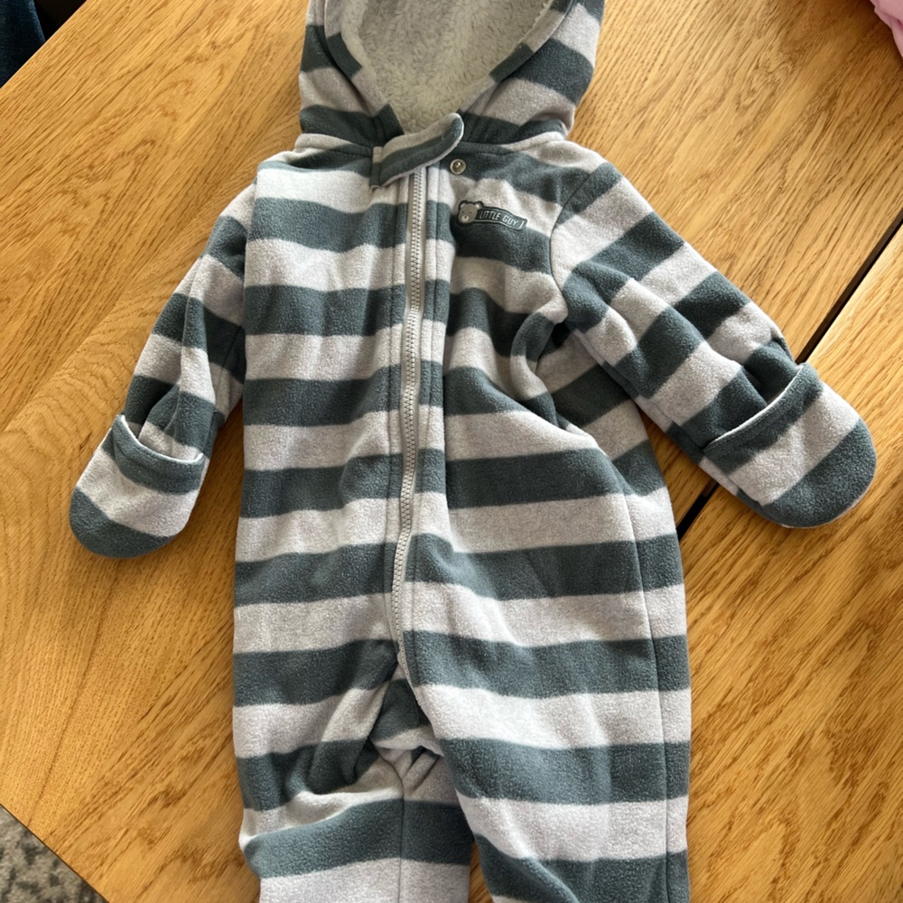 5 for $25 Thick and heavy duty, cold weather, onesie size 3 months gently used